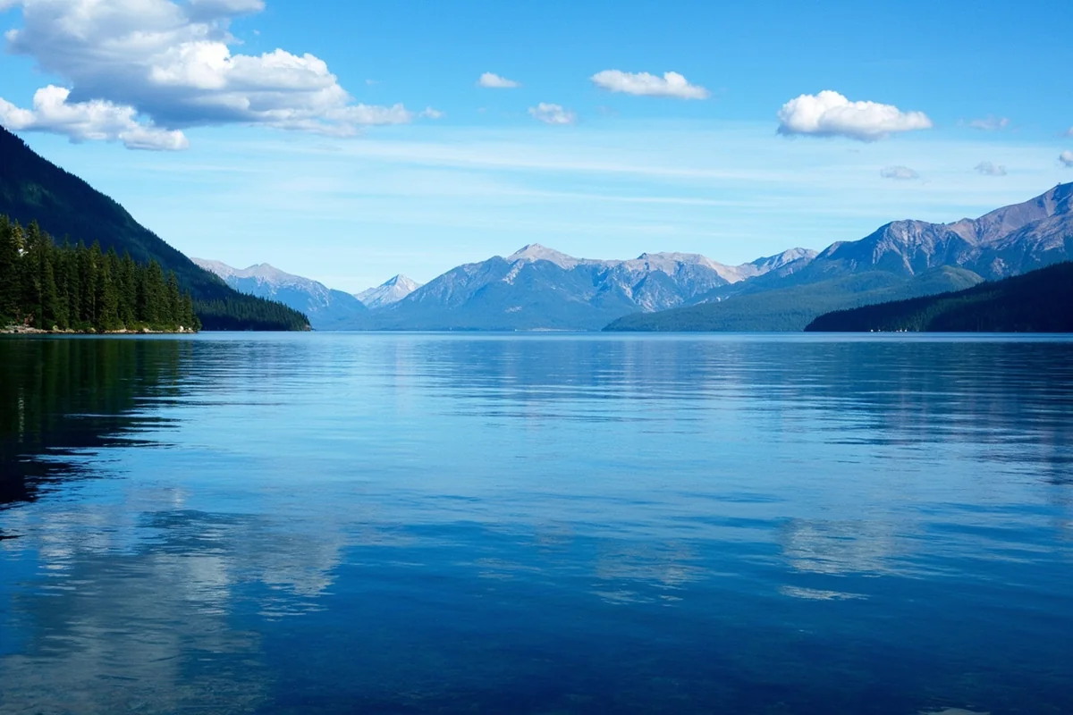 Flathead Lake with surrounding mountains, showcasing the largest natural freshwater lake west of the Mississippi