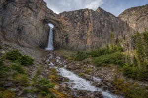Read more about the article Hole In The Wall Falls Montana: Complete Hiking Guide