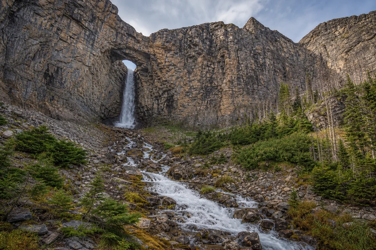 Read more about the article Hole In The Wall Falls Montana: Complete Hiking Guide