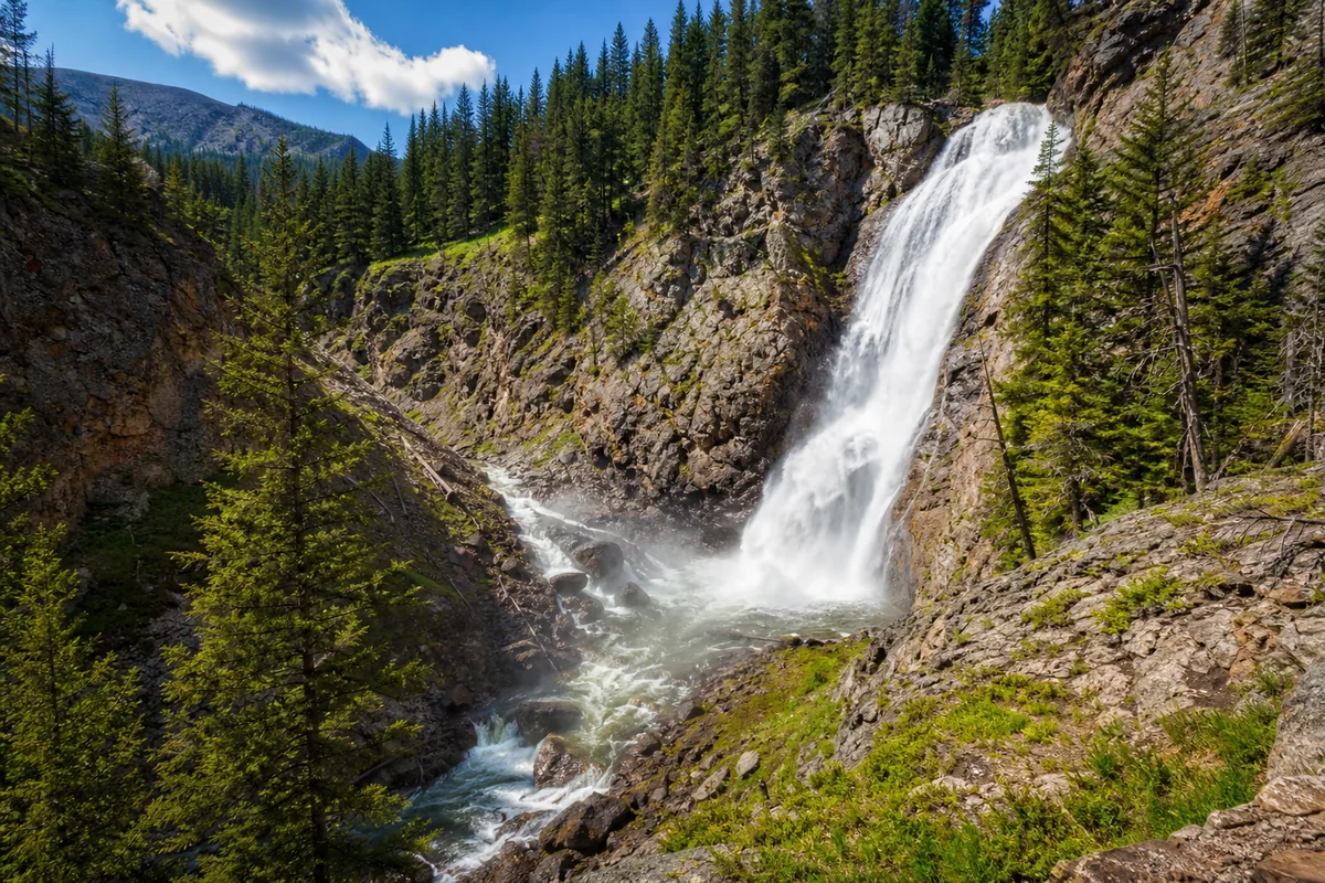 Read more about the article Skalkaho Falls Montana: Complete Visitor’s Guide 2024