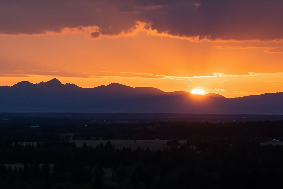 Stunning Montana sunset over mountain range, capturing the state's natural beauty