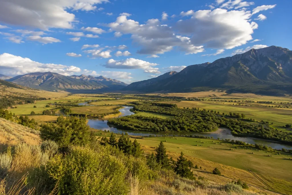 Paradise Valley Montana scenic drive along US-89 between Gardiner and Livingston with the Absaroka Mountains and Yellowstone River