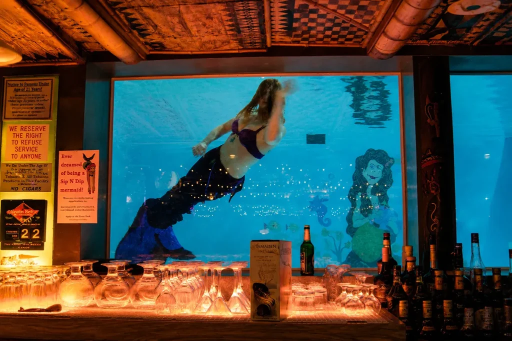 Sip 'n' Dip Lounge — Mermaids and Piano Pat
