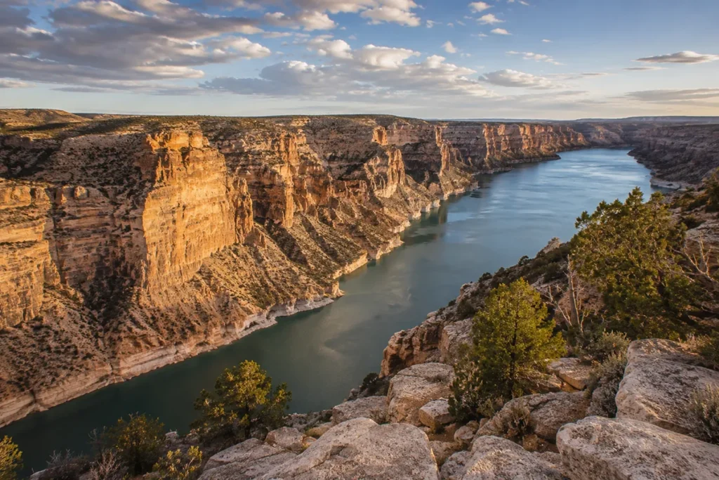 Yellowtail Dam at Bighorn Canyon, Montana, with the curved concrete dam spanning the Bighorn River and Bighorn Lake visible upstream
